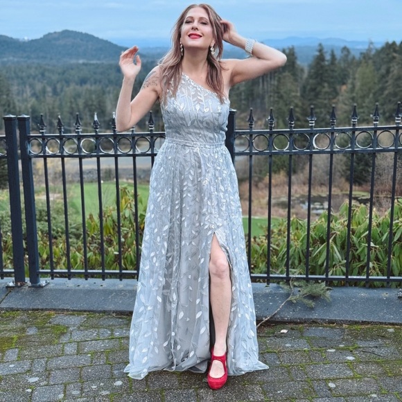 NWOT Silver One-Shoulder Prom/Formal Dress - Picture 2 of 5